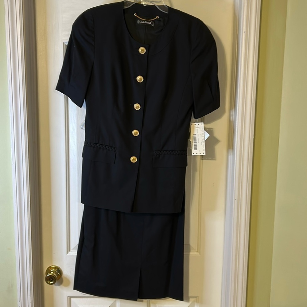 Louis Feraud ladies suit, skirt and jacket, size US 6, NWT, good condition.